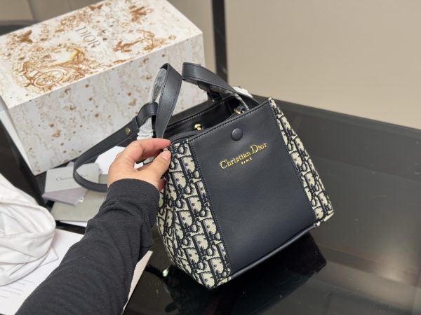 Dior Small Signature Bucket Bag - 图片 15