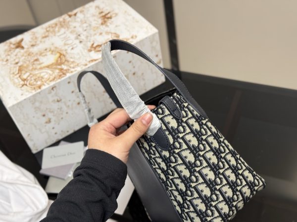 Dior Small Signature Bucket Bag - 图片 16